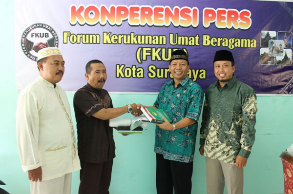 penyerahan-buku-munas