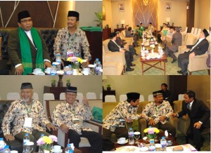Prof Dr KH Abdullah Syam MSc bersama para Wanhatpus bercengkrama sambil menunggu tamu-tamu VIP yang akan menghadiri acara pembukaan Rakernas