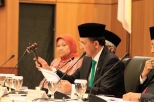 Menteri Agama Suryadharma Ali mengetuk palu memutuskan 1 Ramadan 1434 H jatuh pada Rabu, 10/7/2013. Dok. DPP LDII.