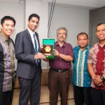 Kunjungan perwakilan Kedubes Singapura pada Jumat pagi, 8 November 2013 bukan hanya sekedar silaturrahim biasa. Bagi Suresh Sukuma, Sekretaris Pertama Bidang Politik Republik Singapura, kunjungan ini istimewa untuk menjalin kerjasama dengan Indonesia melalui ormas-ormas Islam, termasuk LDII.