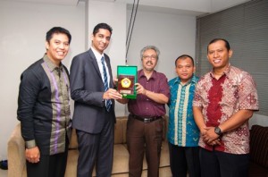 Kunjungan perwakilan Kedubes Singapura pada Jumat pagi, 8 November 2013 bukan hanya sekedar silaturrahim biasa. Bagi Suresh Sukuma, Sekretaris Pertama Bidang Politik Republik Singapura, kunjungan ini istimewa untuk menjalin kerjasama dengan Indonesia melalui ormas-ormas Islam, termasuk LDII.