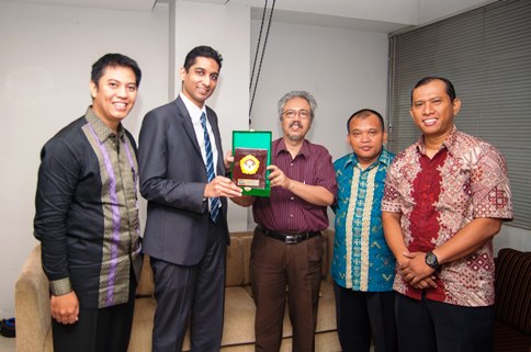 Kunjungan perwakilan Kedubes Singapura pada Jumat pagi, 8 November 2013 bukan hanya sekedar silaturrahim biasa. Bagi Suresh Sukuma, Sekretaris Pertama Bidang Politik Republik Singapura, kunjungan ini istimewa untuk menjalin kerjasama dengan Indonesia melalui ormas-ormas Islam, termasuk LDII.