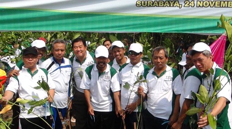 Para aktifis dari LDII, saat melakukan penanaman pohon di Pamurbaya