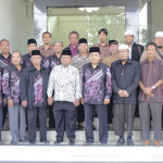 Sesi foto bersama pengurus DPD LDII kota Surabaya dengan PD Muhammadiyah kota Surabaya di depan kantor DPD LDII kota Surabaya