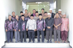 Sesi foto bersama pengurus DPD LDII kota Surabaya dengan PD Muhammadiyah kota Surabaya di depan kantor DPD LDII kota Surabaya