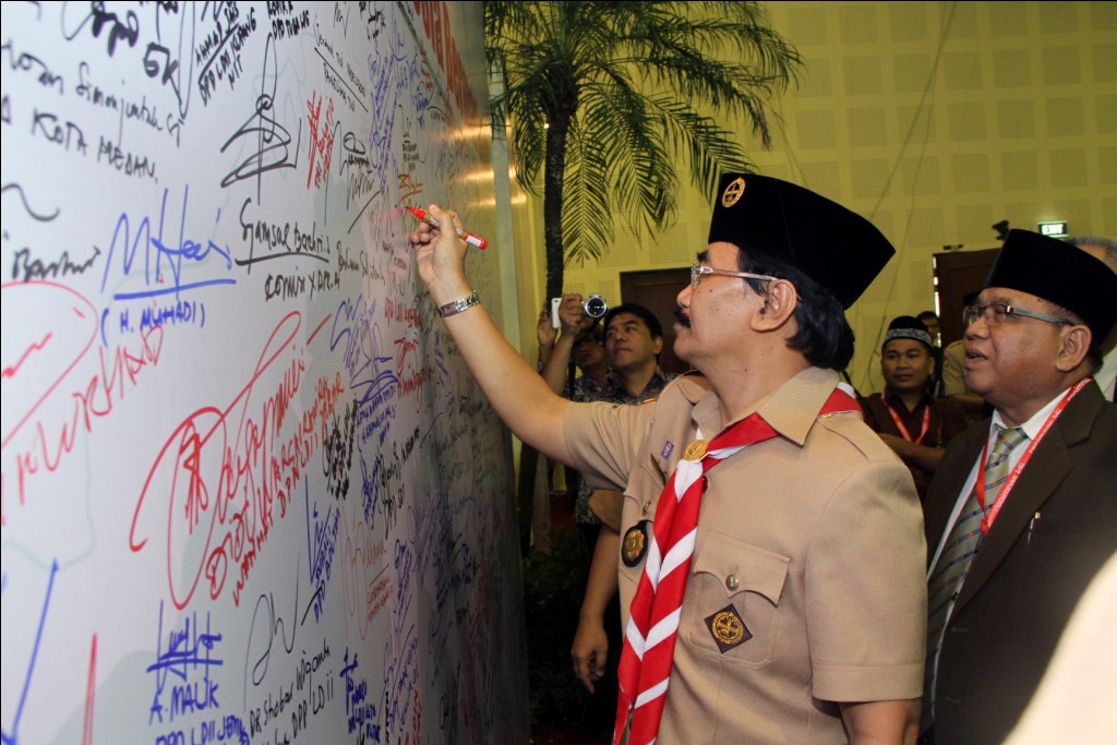 Ketua Kwarnas Gerakan Pramuka saat menandatangani Komitmen Wujudkan Indonesia Bermartabat di Rapimnas LDII