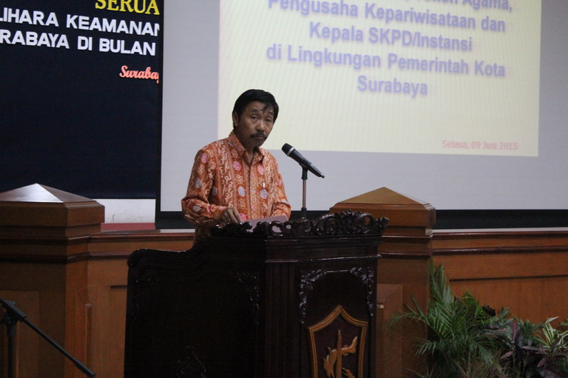 Kepala Bakesbangpol linmas kota Surabaya Soemarno, S.H saat membacakan seruan bersama.