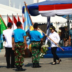 Puan Maharani menyerahkan bendera simbol penyerahan tugas ekspedisi