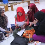 Peserta pengajian mahasiswa dalam sesi diskusi