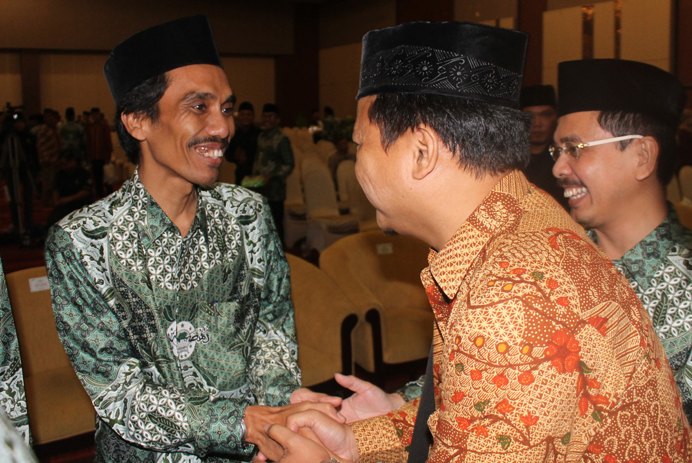 Ketua DPD LDII Kota Surabaya H. Akhmad Setiadi, M.Si (kanan) memberikan selamat kepada Ketua PCNU Kota Surabaya masa khidmat 2015-2020 DR. H. Muhibbin Zuhri, M. Ag.