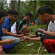 Peserta Oubond PC LDII Kecamatan Tambaksari mempraktikkan salah satu permainan keseimbangan dan kerjasama tim.