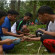 Peserta Oubond PC LDII Kecamatan Tambaksari mempraktikkan salah satu permainan keseimbangan dan kerjasama tim.