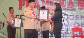 Ketua Kwarcab Surabaya Wisnu Sakti Buana menerima penghargaan MURI atas rekor pemrakarsa dan penyelenggara perkemahan akbar secara serentak dengan jumlah peserta terbanyak, Sabtu (26/11).