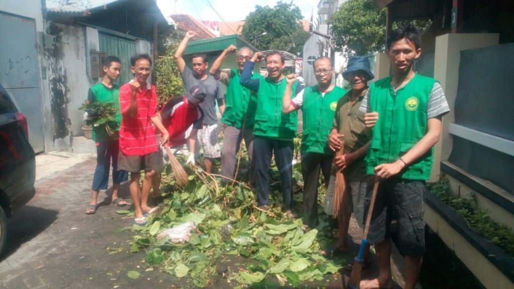 Warga PAC LDII Kelurahan Rangkah saat akan menyapu sampah yang telah dikumpulkan