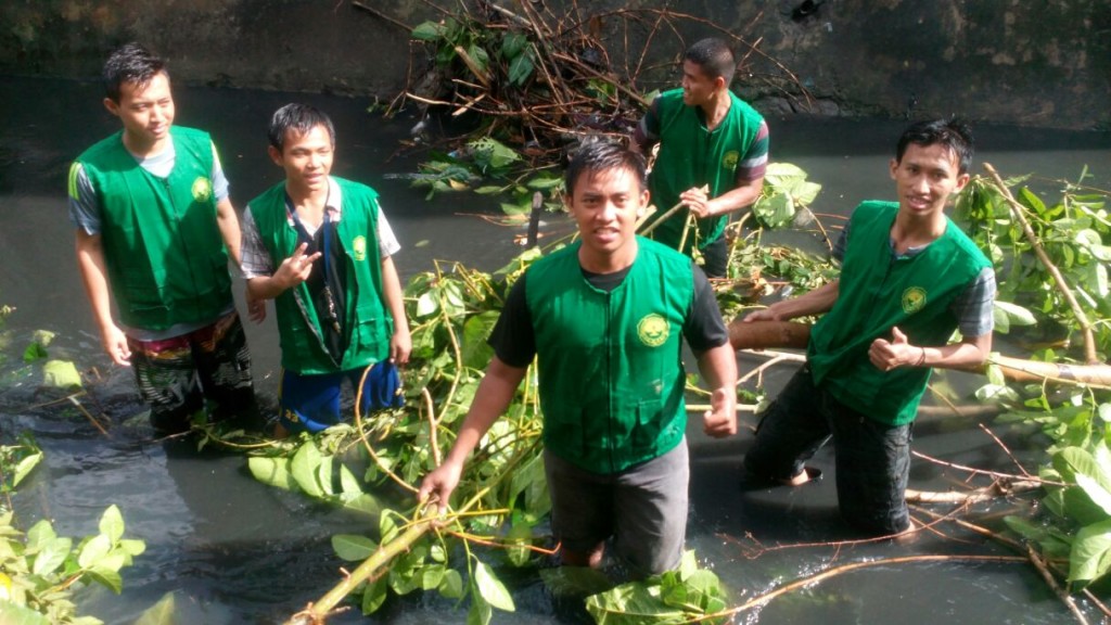 Warga PAC LDII Kelurahan Rangkah saat membersihkan sungai