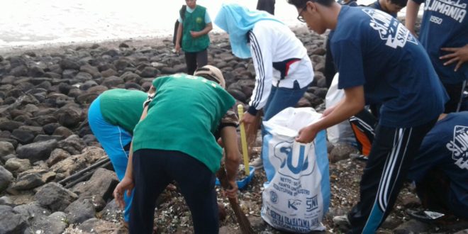 LDII Ikut Bersih-Bersih Pantai Nambangan