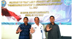 Kasi Penguatan Lembaga Rehabilitasi BNNP Jatim dr. Poerwanto Setijawargo (tengah) bersama Pemuda LDII Surabaya.