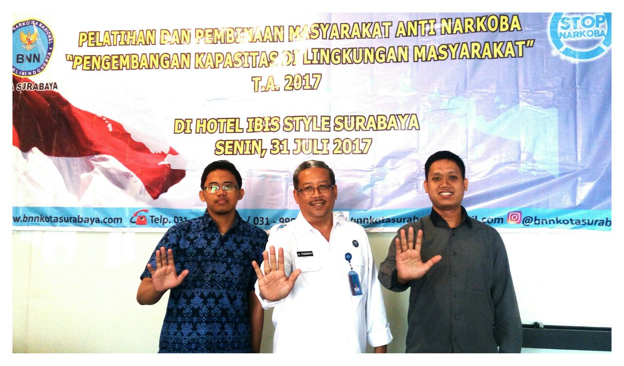 Kasi Penguatan Lembaga Rehabilitasi BNNP Jatim dr. Poerwanto Setijawargo (tengah) bersama Pemuda LDII Surabaya.