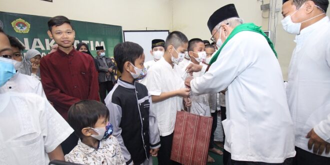 Ketua Umum MUI Surabaya KH Muchid Murtadho memberi santunan pada anak yatim di Ponpes Sabilurrosyidin Annur, 17 April 2022.