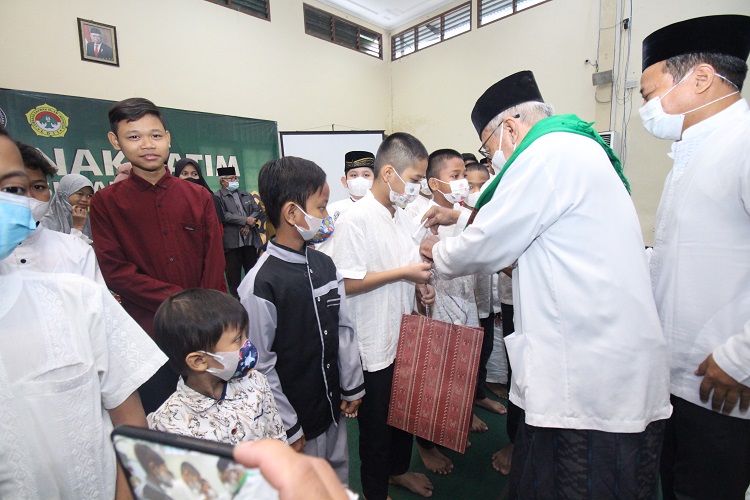 Ketua Umum MUI Surabaya KH Muchid Murtadho memberi santunan pada anak yatim di Ponpes Sabilurrosyidin Annur, 17 April 2022.
