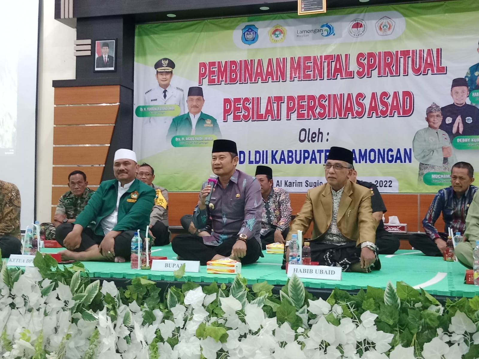 Bupati Lamongan H Yuhronur Efendy beri arahan pada 300 pesilat Persinas ASAD di Aula Al Karim PC LDII Kecamatan Sugio, Kamis (15/12). Dok: LINES.